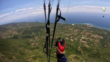 Paragliding tropikal ada okyanusu. Yüksek kalite 4k görüntü