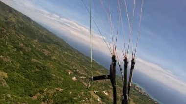 Paragliding tropikal ada okyanusu. Yüksek kalite 4k görüntü