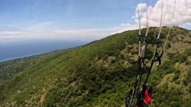 Paragliding tropikal ada okyanusu. Yüksek kalite 4k görüntü