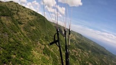Paragliding tropikal ada okyanusu. Yüksek kalite 4k görüntü