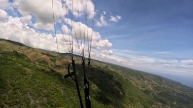Paragliding tropikal ada okyanusu. Yüksek kalite 4k görüntü
