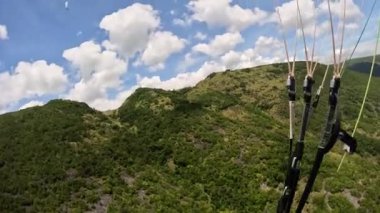 Paragliding tropikal ada okyanusu. Yüksek kalite 4k görüntü