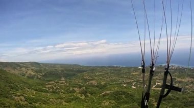 Paragliding tropikal ada okyanusu. Yüksek kalite 4k görüntü