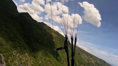 Paragliding tropikal ada okyanusu. Yüksek kalite 4k görüntü