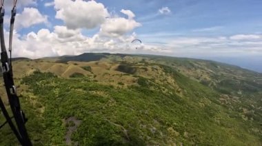 Paragliding tropikal ada okyanusu. Yüksek kalite 4k görüntü