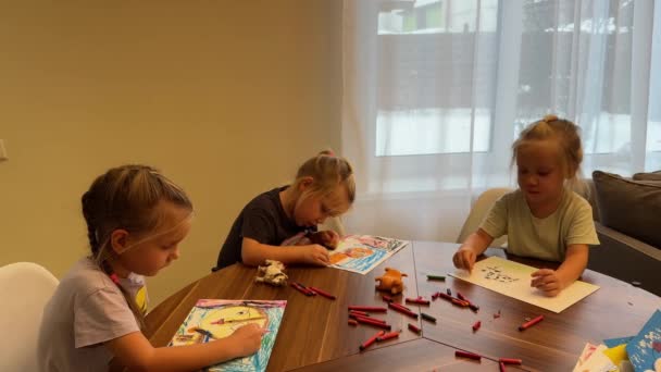 Pequenas Irmãs Trigémeas Desenhando Com Lápis Papel Enquanto Sentam Mesa — Vídeo de Stock