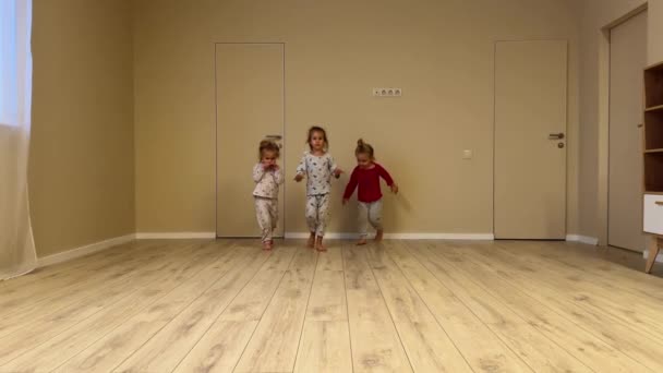 Três Filhos Meninas Triplet Para Câmera Casa Quarto Bege Crianças — Vídeo de Stock