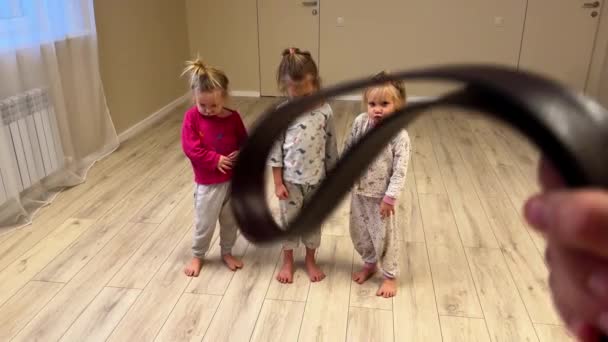 Küçük Kız Kız Kardeşler Üçüzler Yaramazlık Yaptılar Babalarının Kemeriyle Cezalandırılmaktan — Stok video