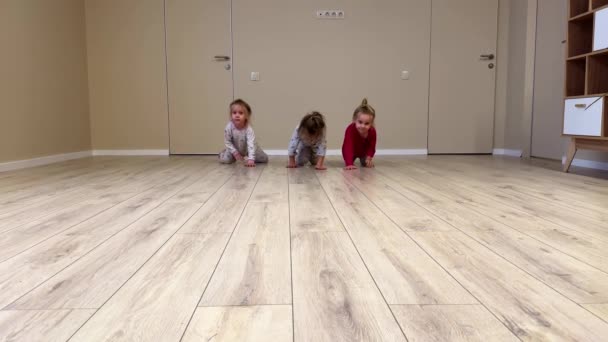 Drie Kleine Zusjes Drieling Kruipen Rond Kamer Thuis Een Pyjama — Stockvideo