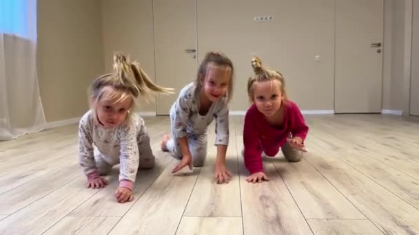 Tres Trillizos Hermanas Pequeñas Arrastran Alrededor Habitación Casa Pijama Con — Vídeos de Stock