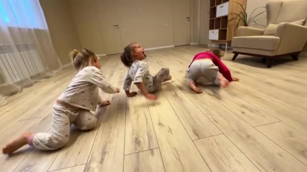 Drei Kleine Schwestern Drillinge Flippen Zimmer Aus Sie Tragen Schlafanzüge — Stockvideo