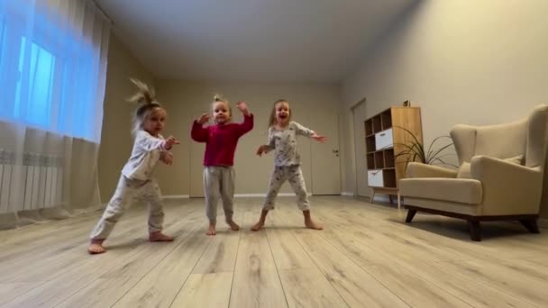 Los Niños Hermana Trilliza Están Bailando Casa Habitación Los Pijamas — Vídeos de Stock