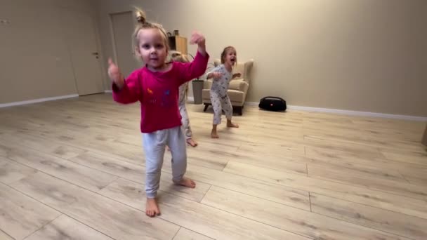 Die Kinder Der Drillingsschwester Tanzen Hause Zimmer Der Pyjama Liegt — Stockvideo