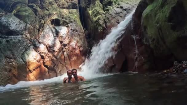Mąż Żona Tajnej Tropikalnej Misce Wodospadu Środku Tropikalnej Dżungli Wodospad — Wideo stockowe
