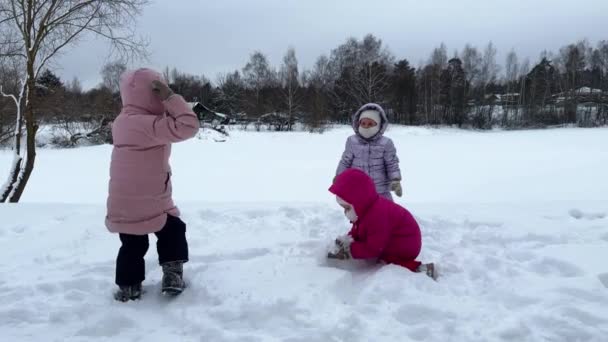 Irmãs Mais Novas Trigêmeos Jogam Neve Outro Costa Lago Congelado — Vídeo de Stock