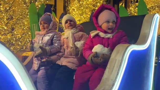 Маленькі Сестри Триплетів Сидять Снігових Санях Зимовий Вечір Парк Освітлений — стокове відео
