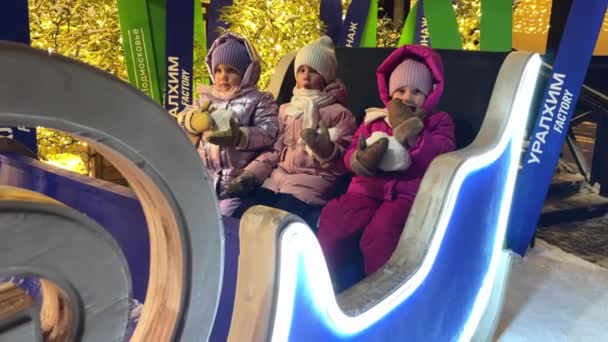 Malé Sestřičky Trojčat Sedí Zimním Večeru Sněhových Saních Park Osvětlen — Stock video