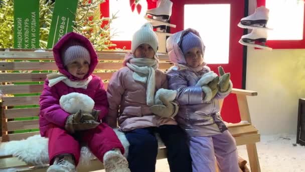 Três Irmãzinhas Trigêmeos Estão Sentadas Banco Madeira Uma Noite Inverno — Vídeo de Stock