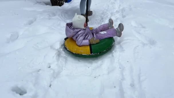 Anne Küçük Kızını Kar Borusunda Taşıyor Kış Bulutlu Tüpler Sarı — Stok video
