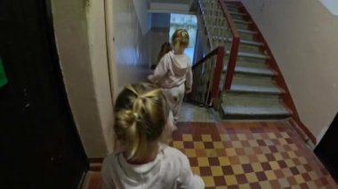 Üç küçük kız evi terk ediyor, SSCB 'nin SSCB şehri Soçi manzarasının eski Sovyet giriş zamanları, ikiz kız kardeşler, üçüzler sokaklarda ılık sonbahar. Yüksek kalite 4k görüntü