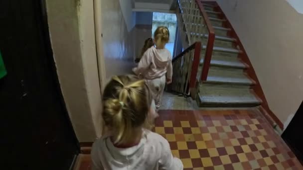 Tres Niñas Saliendo Casa Viejos Tiempos Entrada Soviética Ciudad Sochi — Vídeo de stock