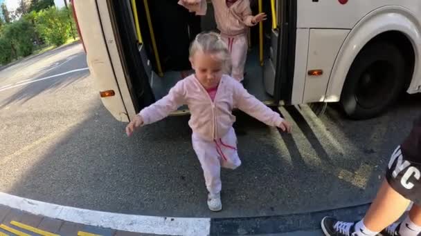 Siostry Trojaczki Wysiadają Autobusu Mama Pomaga Jednemu Nich Trzymać Się — Wideo stockowe
