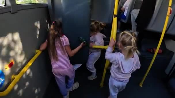 Pequenas Irmãs Triplet Andando Parte Trás Ônibus Cidade Eles Estão — Vídeo de Stock