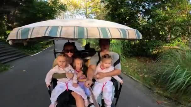 Rodzina Trojgiem Dzieci Jeździ Wózkiem Golfowym Parku Trzema Młodszymi Siostrami — Wideo stockowe