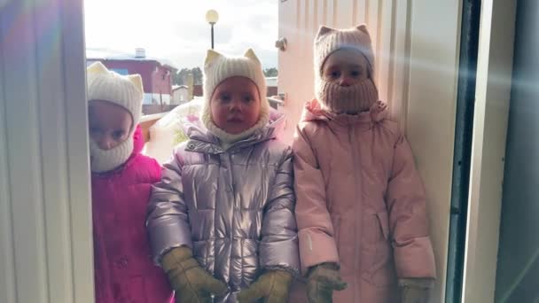 Pequenas Irmãs Trigêmeas Estão Porta Casa Seu Inverno Frio Fora — Vídeo de Stock