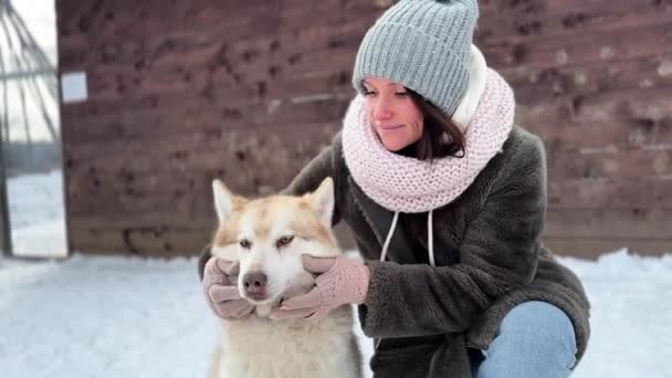 Menina Bonita Close Abraçando Cão Husky Branco Cão Ama Menina — Vídeo de Stock