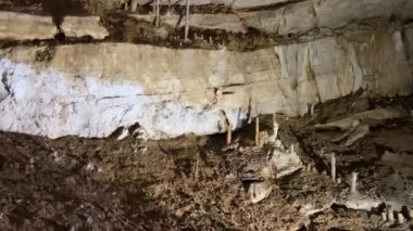 Abhazya, Verevkin, Athos, Snow, Krubera, Sarma Mağaraları 'ndaki dünyanın en derin karst çukurunda sinter oluşumları. Stolactites stolagmitleri. Yüksek kalite 4k görüntü