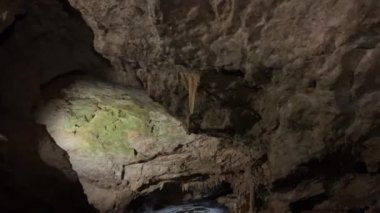 Abhazya, Verevkin, Athos, Snow, Krubera, Sarma Mağaraları 'ndaki dünyanın en derin karst çukurunda sinter oluşumları. Stolactites stolagmitleri. Yüksek kalite 4k görüntü