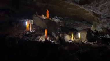 Abhazya, Verevkin, Athos, Snow, Krubera, Sarma Mağaraları 'ndaki dünyanın en derin karst çukurunda sinter oluşumları. Stolactites stolagmitleri. Yüksek kalite 4k görüntü