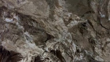 Abhazya, Verevkin, Athos, Snow, Krubera, Sarma Mağaraları 'ndaki dünyanın en derin karst çukurunda sinter oluşumları. Stolactites stolagmitleri. Yüksek kalite 4k görüntü