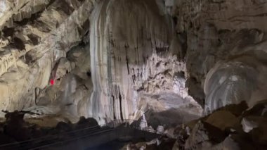 Abhazya, Verevkin, Athos, Snow, Krubera, Sarma Mağaraları 'ndaki dünyanın en derin karst çukurunda sinter oluşumları. Stolactites stolagmitleri. Yüksek kalite 4k görüntü