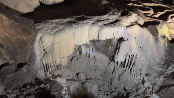 在世界最深处的阿布哈兹 Verevkin Athos Snow Krubera Sarma Caves的岩溶坑形成了烧结体 Stolactites Stolagmites 高质量的4K镜头 — 图库视频影像