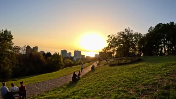 Ηλιοβασίλεμα Από Την Κορυφή Του Πάρκου Arboretum Της Πόλης Του — Αρχείο Βίντεο
