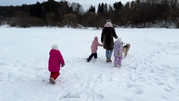 Μαμά Τρίδυμα Αδερφούλες Που Περπατούν Λουρί Ένα Λουρί Περπατούν Χειμώνα — Αρχείο Βίντεο