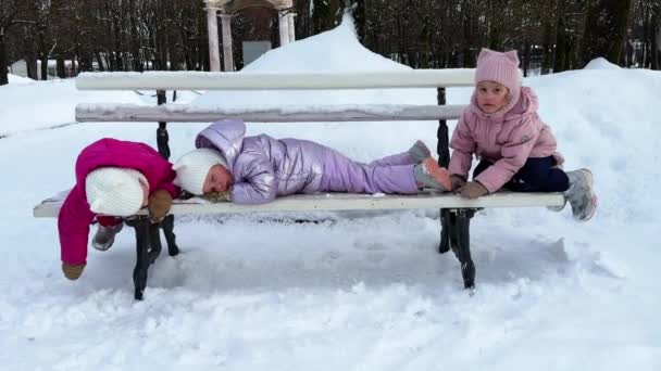 Bílé Lavičce Zimě Leží Trojčata Slunečno Sněží Hodně Děti Jsou — Stock video