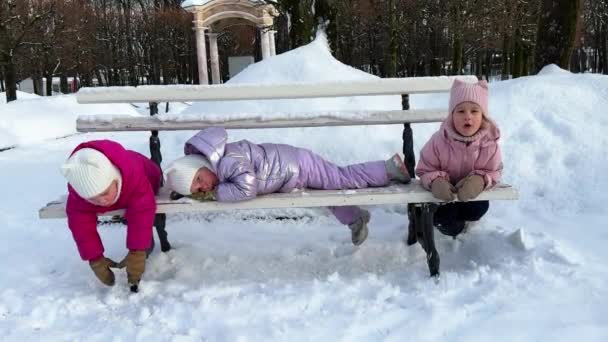 Dzieci Trojaczki Leżą Zimą Białej Ławce Jest Słonecznie Jest Dużo — Wideo stockowe
