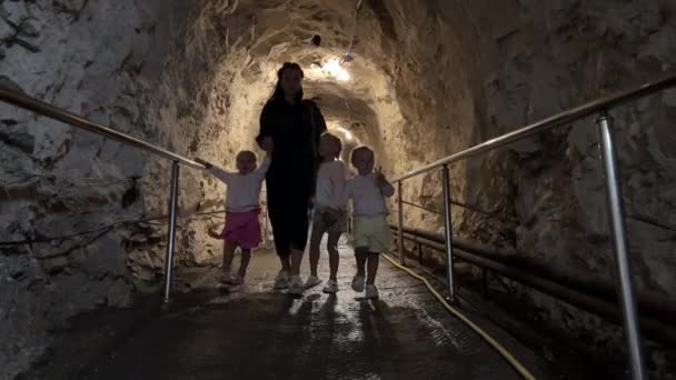 Мама Сёстрами Тройняшками Идёт Встречу Камерой Подземный Туннель Высококачественные Кадры — стоковое видео