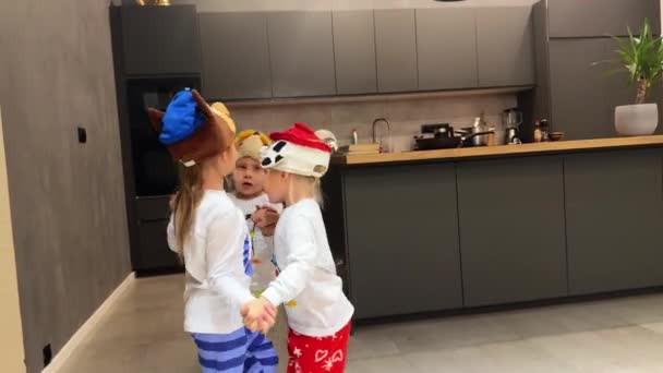 Malé Sesterské Trojčata Psích Kostýmech Hrají Skákají Kuchyni Svého Domu — Stock video