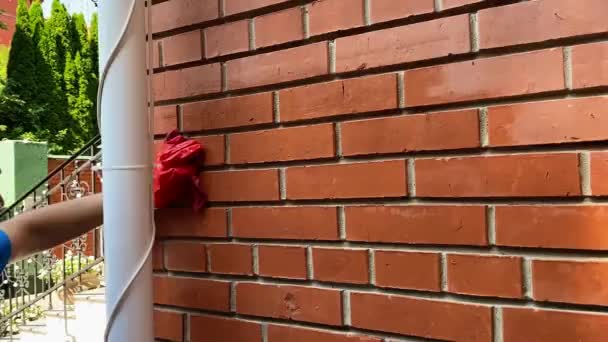 Czyszczenie Ściany Czerwonej Cegły Białych Gniazdek Firma Sprzątająca Sprząta Fasadę — Wideo stockowe