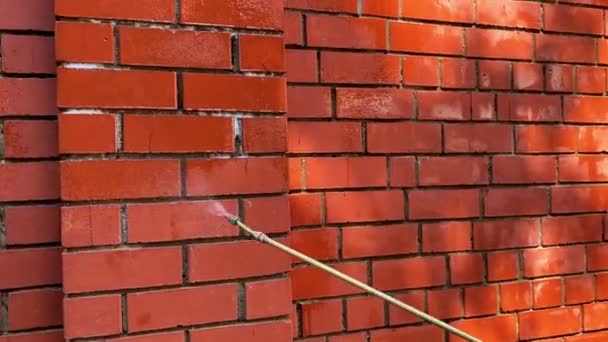 Прибираючи Червону Цегляну Стіну Білих Розетки Клінінгова Компанія Прибирає Фасад — стокове відео