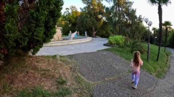 Une Petite Fille Promène Dans Parc Été Trébuche Tombe Sur — Video