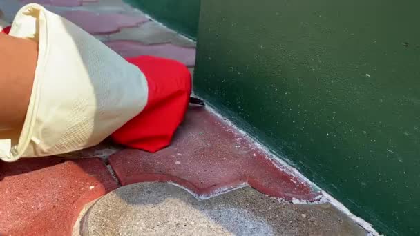 Empregado Uma Empresa Limpeza Limpa Pedras Pavimentação Rua Com Uma — Vídeo de Stock
