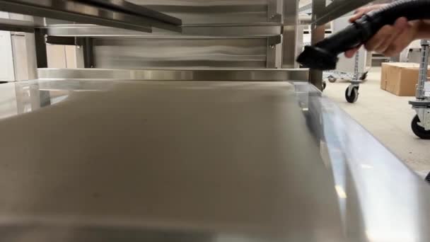 Vacuum Cleaner Mengumpulkan Debu Dari Rak Stainless Steel Rekaman Berkualitas — Stok Video