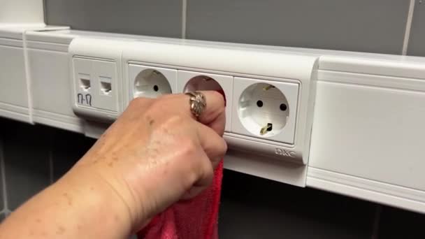 Duvardaki Kırmızı Fiber Beyaz Elektrik Prizlerini Temizlemek Temizlik Şirketinde Çalışmak — Stok video