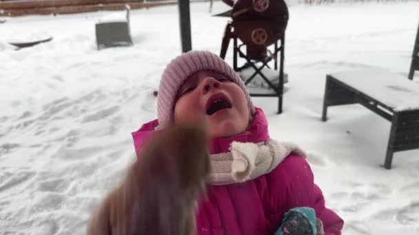 Het Kind Huilt Vraagt Naar Huis Gaan Van Straat Klopt — Stockvideo