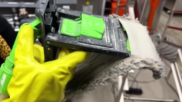 Umieścić Mokry Materiał Plastikowym Mopie Żółtymi Rękawiczkami Wysokiej Jakości Materiał — Wideo stockowe